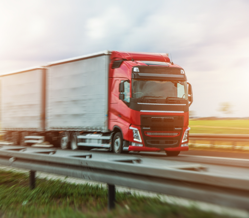 caminhao em rodovia